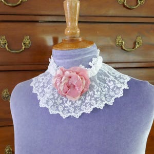 An Antique Victorian Embroidered Tulle Lace Stand Collar