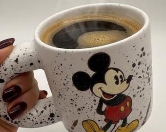 Handbemalte Mickey Mouse Tasse 1928 • Gesprenkelter Keramiekbecher met grote Henkel • Retro Disney Mok • Handgemaakte gespikkelde mok