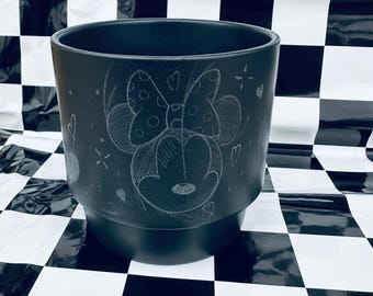 Maceta negra hecha a mano con grabado de Minnie Mouse. Bonita maceta de dibujos animados, regalo para los amantes de Disney. Maceta decorativa.