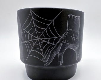Handgemaakte gotische mok met Wednesday Addams-design – Spookachtige zwarte koffiemok met spinnenweb – Uniek Halloween-cadeau