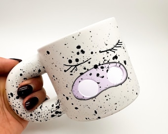 Keramiktasse "Sleepy Ghost" - handgemaakt, schwarz-weiß, kawaii, 350 ml