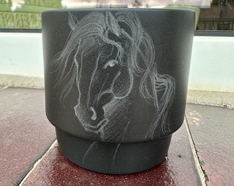 Taza de café de cerámica negra con diseño de caballo grabado a mano: una taza artística única para amantes del café y el té, un regalo para los amantes de los caballos.