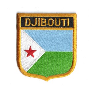 Op de afbeelding: Geborduurde patch met de vlag van Djibouti. De patch heeft een schildvorm met een gouden rand. Het ontwerp omvat een witte driehoek met een rode ster, blauwe en groene strepen en het woord "DJIBOUTI" in zwart.