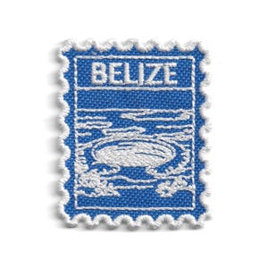 Può includere: Toppa ricamata blu a forma di francobollo. Presenta la scritta bianca "BELIZE" e un disegno paesaggistico. Il design include una forma ovale centrale e bordi smerlati bianchi.