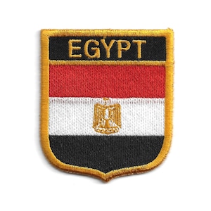 Op de afbeelding: Een gouden geborduurde patch met de Egyptische vlag en het woord "EGYPTE" in gouden letters.