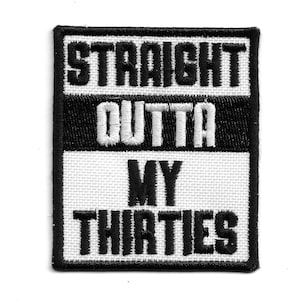 Op de afbeelding: Geborduurde patch met de tekst "STRAIGHT OUTTA MY THIRTIES" in wit op een zwart-wit rechthoekig ontwerp. De patch is waarschijnlijk voor kleding of accessoires, en is een humoristische uitspraak.
