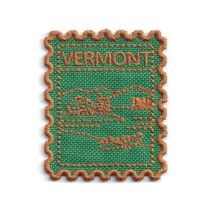 Op de afbeelding: Geborduurde patch met het woord "VERMONT" bovenaan. De patch heeft een groene achtergrond met een bruine rand en een bruine illustratie van bergen en water. De patch heeft een geschulpte rand.