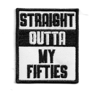 Op de afbeelding: Zwart-witte geborduurde patch met de tekst "Straight Outta My Fifties".