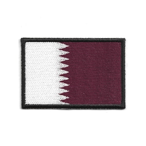 Puede incluir: Parche bordado con la bandera de Qatar. El parche rectangular tiene un campo granate a la derecha y un borde dentado blanco a la izquierda. Un borde negro rodea el parche.