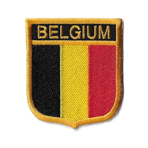 Könnte beinhalten: Ein gestickter Aufnäher mit der belgischen Flagge in Schwarz, Gelb und Rot mit der Aufschrift "BELGIEN" in goldenen Buchstaben.