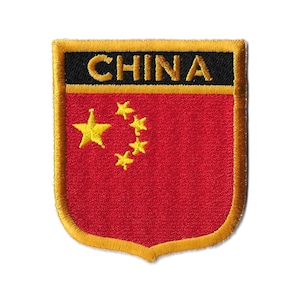 Può includere: Una toppa ricamata rossa e dorata con la parola "CINA" in lettere dorate su sfondo nero. La toppa presenta la bandiera cinese con una grande stella gialla e quattro stelle più piccole.