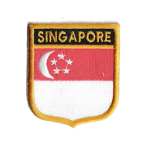 Puede incluir: Un parche bordado en oro con una bandera de Singapur roja y blanca y la palabra "SINGAPORE" en letras negras.