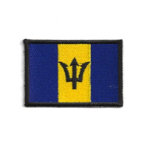 Könnte beinhalten: Ein rechteckiger Aufnäher mit der Flagge von Barbados. Die Flagge hat einen vertikalen gelben Streifen in der Mitte, der von blauen Streifen auf jeder Seite flankiert wird. Ein schwarzer Dreizack ist in der Mitte des gelben Streifens zentriert. Der Aufnäher hat einen schwarzen Rand.