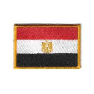 Könnte beinhalten: Rustikales Holzschild mit dem weißen Schriftzug "Welcome to our home". Das Schild hat eine Used-Optik und ein schlichtes, einladendes Design, ideal für Veranda oder Eingangsbereich.