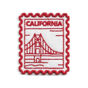 Pode incluir: Remendo bordado em forma de selo postal. O remendo apresenta um contorno vermelho e uma ilustração vermelha da Golden Gate Bridge. A palavra "CALIFORNIA" é bordada em vermelho na parte superior do remendo.