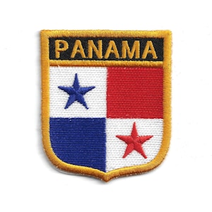 Peut inclure: Écusson brodé représentant le drapeau panaméen. L'écusson en forme de bouclier a une bordure dorée et le mot "PANAMA" en haut. Le drapeau comprend un quadrant blanc et bleu avec une étoile bleue, et un quadrant rouge et blanc avec une étoile rouge.