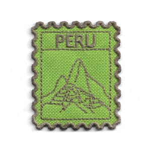 Puede incluir: Un parche bordado rectangular con una base de tela verde lima y un borde festoneado cosido en marrón. El parche presenta la palabra PERU en hilo marrón en la parte superior y un contorno bordado en marrón de las ruinas de Machu Picchu en el centro.