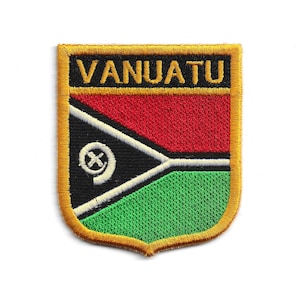 Op de afbeelding: Geborduurde patch met het woord "VANUATU" in goud boven een schildontwerp. Het schild heeft een rood bovenstuk, een zwart-witte diagonale band en een groen onderste gedeelte. Een wit embleem staat op de zwarte band.