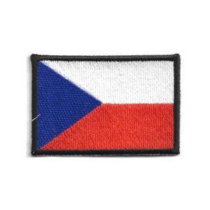 Könnte beinhalten: Gestickter Aufnäher mit der Flagge der Tschechischen Republik. Der rechteckige Aufnäher hat ein blaues Dreieck, einen weißen oberen Teil und einen roten unteren Teil. Der Aufnäher ist mit einer schwarzen Naht eingefasst.