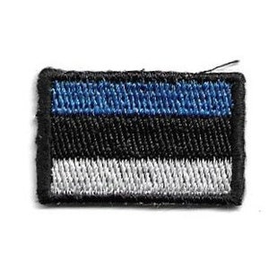 Op de afbeelding: Een klein geborduurd patch met de vlag van Estland. Het patch is rechthoekig en heeft drie horizontale strepen: blauw, zwart en wit.