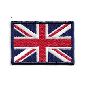 Puede incluir: Un parche bordado de la bandera de la Union Jack, en azul, rojo y blanco.