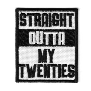 Op de afbeelding: Zwart-wit geborduurde patch met de tekst "Straight Outta My Twenties".
