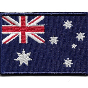 Può includere: Una toppa ricamata con la bandiera australiana. La bandiera presenta un'Union Jack nell'angolo in alto a sinistra e una costellazione di sette stelle bianche su sfondo blu.