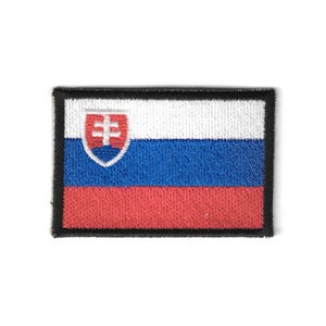 Op de afbeelding: Geborduurde rechthoekige patch met de vlag van Slowakije. Het vlagontwerp omvat horizontale strepen in wit, blauw en rood, met het Slowaakse wapen aan de linkerkant. De patch heeft een zwarte rand.