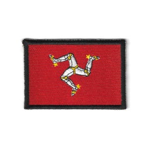 Pode incluir: Remendo retangular com o emblema da Ilha de Man. O remendo tem um fundo vermelho com uma borda preta. O emblema é um tríscele de três pernas blindadas, com esporas amarelas, no centro.