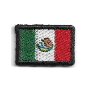 Puede incluir: Un parche bordado rectangular con la bandera de México. El diseño consta de franjas verticales verde, blanca y roja con un emblema central que muestra un águila posada sobre un cactus, rodeado por un borde grueso cosido en color negro.