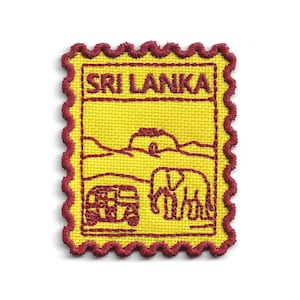 Peut inclure: Un écusson brodé rectangulaire avec un bord festonné en fil rouge foncé sur un fond en tissu jaune vif. Le motif présente le texte SRI LANKA en haut, avec le contour stylisé d'un éléphant et d'un véhicule à trois roues en dessous.