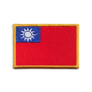 Peut inclure: Écusson brodé représentant le drapeau de Taïwan. Le patch rectangulaire a un fond rouge avec un carré bleu dans le coin supérieur gauche. Un soleil blanc avec des rayons est dans le carré bleu, et le patch est bordé d'or.