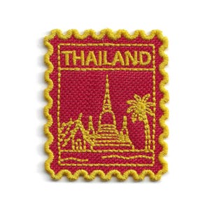 Könnte beinhalten: Ein rechteckiger, bestickter Aufnäher in Form einer Briefmarke mit gelbem Wellenrand. Die Mitte zeigt einen roten Stoffhintergrund mit gelben Stickereien, die einen thailändischen Tempel, eine Palme und das Wort THAILAND oben darstellen.