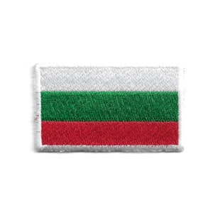 Puede incluir: Parche bordado con la bandera de Bulgaria. El parche rectangular muestra el diseño tricolor de la bandera búlgara: blanco en la parte superior, verde en el medio y rojo en la parte inferior. El parche tiene un borde blanco.