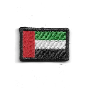 Op de afbeelding: Geborduurde patch met de vlag van de Verenigde Arabische Emiraten. Het vlagontwerp omvat een verticale rode streep en horizontale strepen in groen, wit en zwart. De patch heeft een zwarte rand.