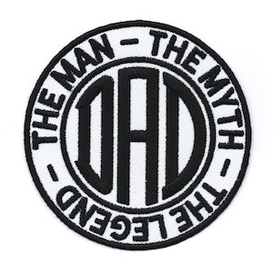 Peut inclure: Écusson brodé blanc et noir avec le texte "The Man - The Myth - The Legend" entourant le mot "DAD" dans un cercle.