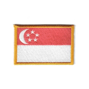 Puede incluir: Parche bordado con la bandera de Singapur. El parche rectangular tiene una mitad superior roja con una luna creciente blanca y cinco estrellas, y una mitad inferior blanca. El parche está bordeado con hilo dorado.