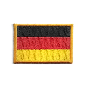 Könnte beinhalten: Gestickter Aufnäher mit der deutschen Flagge. Der rechteckige Aufnäher zeigt die schwarzen, roten und gelben horizontalen Streifen der Flagge mit einem goldenen Rand. Der Aufnäher ist zur Befestigung an Kleidung oder Accessoires bestimmt.
