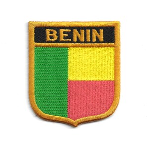 Peut inclure: Écusson brodé avec le mot "BENIN" au-dessus d'un motif de bouclier. Le bouclier est divisé en sections vertes, jaunes et rouges, avec une bordure dorée. Idéal pour les vêtements ou accessoires.
