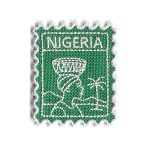 Könnte beinhalten: Grüne Briefmarke mit weißen Stickdetails. Die Briefmarke zeigt oben das Wort "NIGERIA" und eine Illustration einer Person, die einen Korb auf dem Kopf trägt, zusammen mit einer Palme. Die Briefmarke hat einen weißen, gezackten Rand.