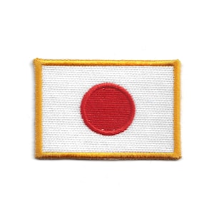 Puede incluir: Parche bordado con la bandera de Japón. El parche rectangular tiene un fondo blanco con un círculo rojo centrado y un borde dorado. La bandera representa el símbolo nacional de Japón.