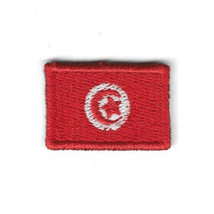 Peut inclure: Un écusson rectangulaire rouge avec l'emblème d'un croissant de lune et d'une étoile blancs, représentant le drapeau tunisien. L'écusson a une bordure cousue et est posé sur un fond blanc. L'emblème est centré.