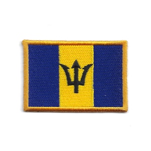 Könnte beinhalten: Ein rechteckiger Aufnäher mit der Flagge von Barbados. Die Flagge hat vertikale Streifen in Blau und Gelb mit einem schwarzen Dreizack in der Mitte. Der Aufnäher hat einen goldenen Rand.