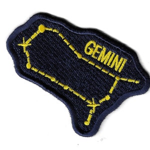 Puede incluir: Un parche bordado azul marino con un contorno amarillo de la constelación de Géminis y la palabra "GEMINI" en letras amarillas.
