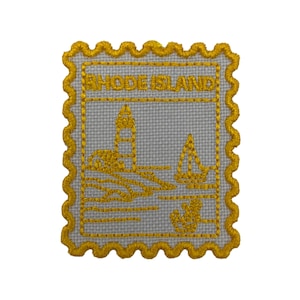 Op de afbeelding: Een rechthoekige geborduurde patch met een geschulpte rand in goudgeel garen op een lichtgrijze stoffen ondergrond. Het ontwerp toont een vuurtoren, een zeilboot en een anker in het geel, met de tekst RHODE ISLAND bovenaan geborduurd.
