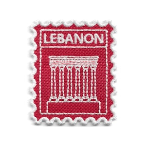 Peut inclure: Un écusson brodé rectangulaire avec une bordure blanche festonnée sur fond rouge. L'écusson présente des broderies blanches représentant une structure de temple classique avec des colonnes et le mot LEBANON en lettres capitales.