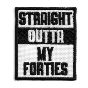 Op de afbeelding: Zwart-wit geborduurde patch met de tekst "Straight Outta My Forties".