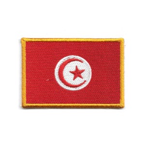 Peut inclure: Un écusson rectangulaire représentant le drapeau tunisien. Le drapeau a un fond rouge avec un cercle blanc au centre, contenant un croissant rouge et une étoile rouge à cinq branches. L'écusson est bordé d'une bordure dorée.