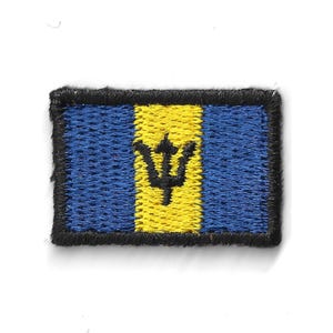 Könnte beinhalten: Gestickter Aufnäher mit der Flagge von Barbados. Das Design umfasst einen vertikalen gelben Streifen in der Mitte, flankiert von blauen Feldern. Ein schwarzer Dreizack ist auf dem gelben Streifen zentriert, mit einem schwarzen Rand.