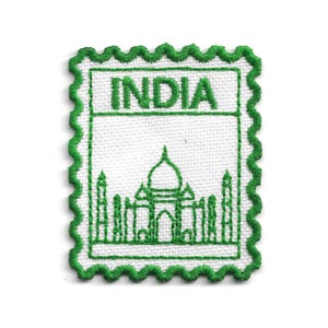 Puede incluir: Un parche bordado rectangular con una base de tela blanca y un borde festoneado verde. El diseño presenta la palabra INDIA en letras mayúsculas verdes sobre una ilustración de líneas verdes del Taj Mahal en un fondo blanco.